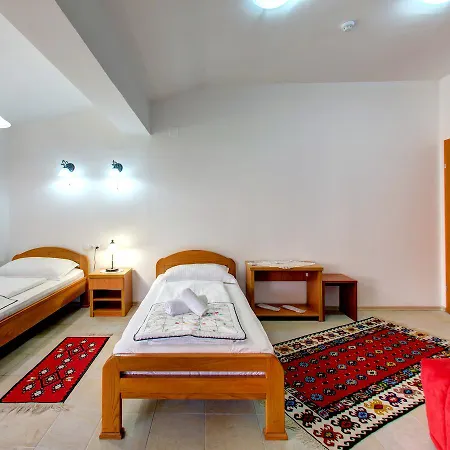 ألميرا 4* موستار